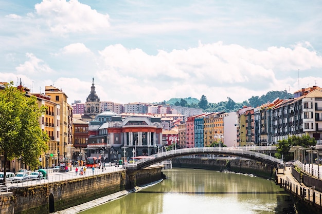 Cidade de Bilbao com o Mercado Ribera a arquitetura colorida e o rio Nervion em um dia ensolarado