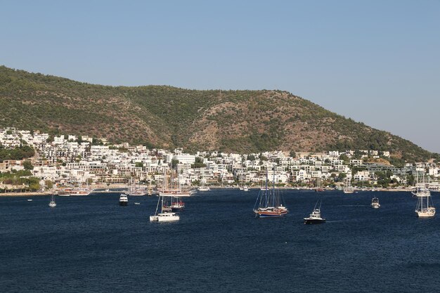 Cidade de Bodrum na costa do mar Egeu da Turquia