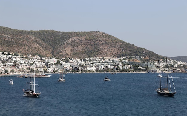 Cidade de Bodrum na costa do mar Egeu da Turquia