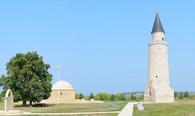 Cidade de bolgar, tartaristão, rússia: pequeno minarete e a tumba de khan