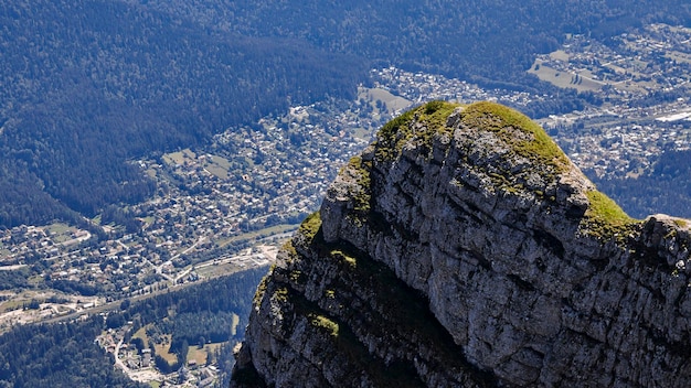 Cidade de Busteni atrás do pico da montanha