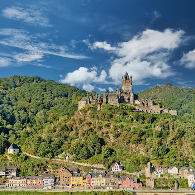Cidade de Cochem na Alemanha no rio Moselle com castelo de Reichsburg
