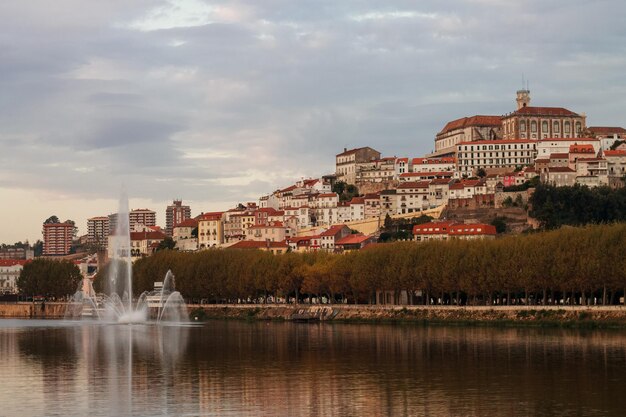 Cidade de Coimbra, com a sua Universidade no alto da colina e o rio Mondego aos seus pés.