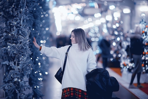 Cidade de compras de natal, jovem modelo de compras de presentes noturnos, venda sazonal, noite de inverno fora da cidade