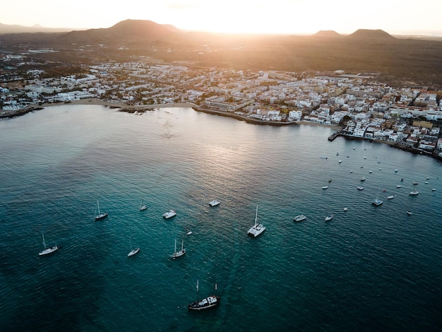 Cidade de Corralejo em vista aérea de Fuerteventura