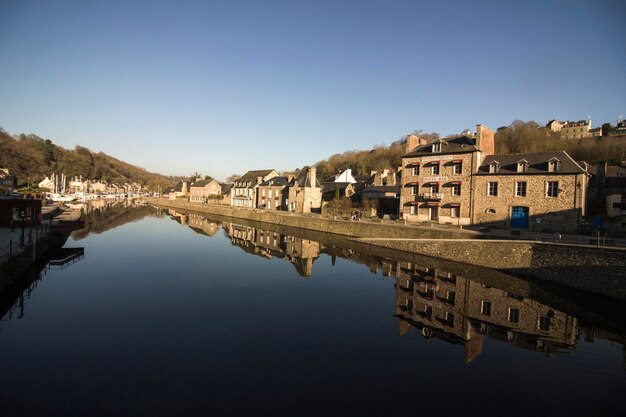 Foto cidade de dinan porto de dinan com vista para o rio rance ville de dinan port de dinan donnant sur le fleuve de la rance