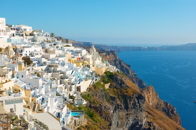 Cidade de Fira à beira-mar na costa montanhosa da ilha de Santorini, na Grécia. Paisagem grega