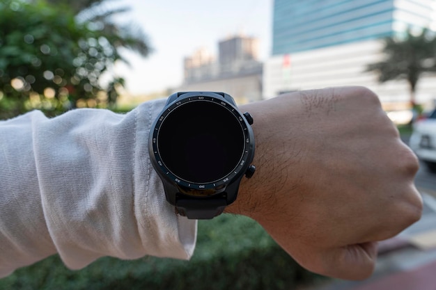 Cidade de fitness e smartwatch de um treino de mãos de homem ou exercício com verificação de resultados de atualização de tecnologia e relatório de progresso de tempo Atleta esportivo ou corredor com relógio inteligente em uma rua urbana