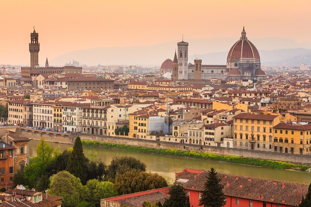 Cidade de Florença durante o pôr-do-sol Vista panorâmica do rio Arno com Ponte Vecchio Palazzo Vecchio e Catedral de Santa Maria del Fiore Duomo Florença Itália