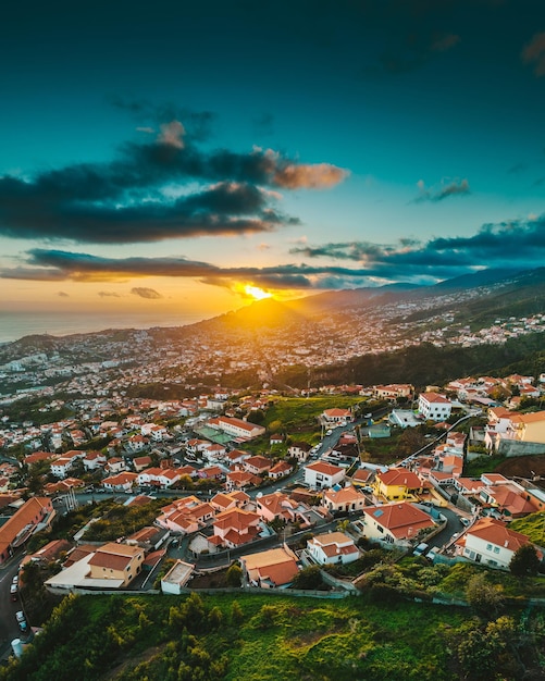 Cidade de Funchal Ilha de Madeira Portugal Hora do pôr do sol de primavera Vista aérea de drone