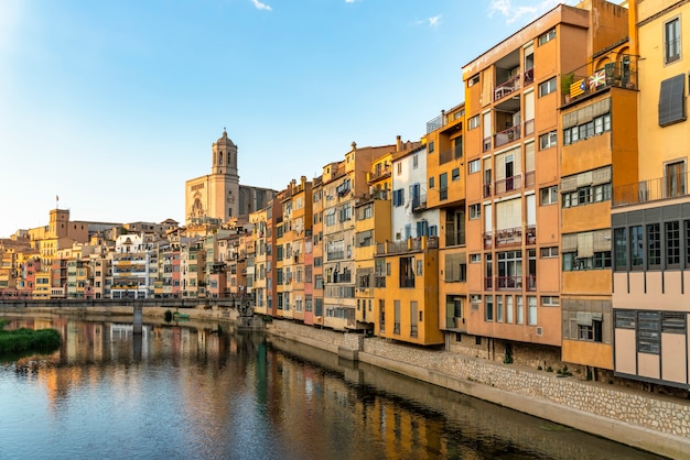 cidade de girona no centro histórico com a catedral na catalunha na espanha ao pôr do sol