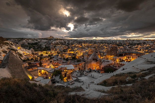 Cidade de goreme na turquia ao pôr do sol