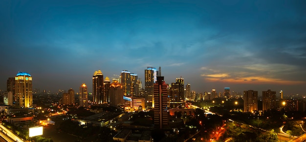 Cidade de jacarta à noite