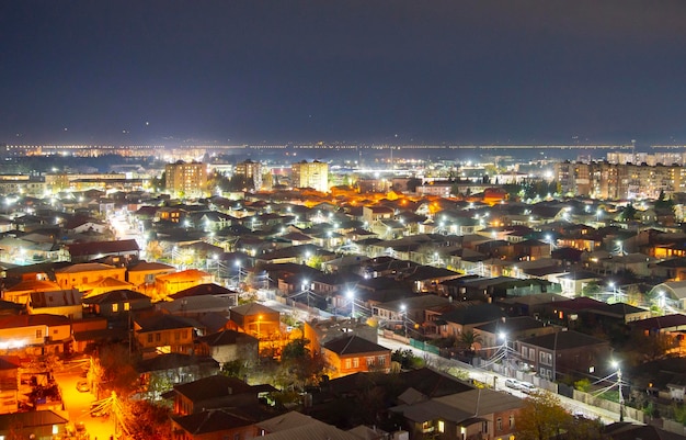 Foto cidade de kutaisi à noite