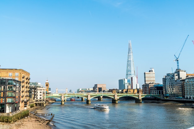 Cidade de Londres com o rio Tamisa