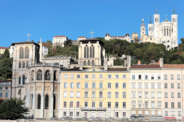 Cidade de Lyon com a famosa basílica, França