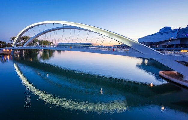 Cidade de lyon perto do distrito da confluência com o rio ródano, frança