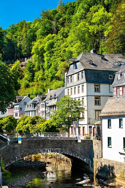 Cidade de monschau acima do rio rur na renânia do norte, alemanha