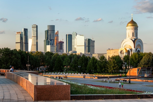 Foto cidade de moscou ao lado de casas antigas. krntrust em arquitetura. moscou, rússia