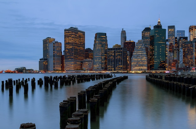 Cidade de Nova York. Arranha-céus da skyline de Manhattan na noite do crepúsculo.