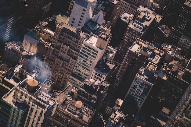 Foto cidade de nova york, eua. telhados de edifícios em midtown manhattan com vapor proveniente dos sistemas de aquecimento.