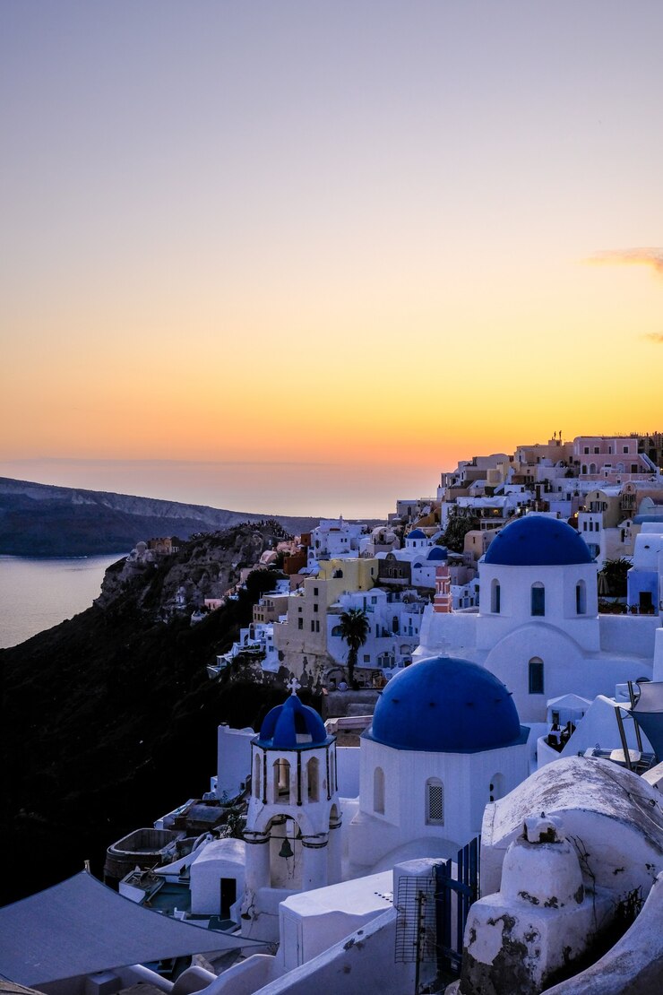 Cidade de Oia na ilha de Santorini ao pôr do sol na Grécia