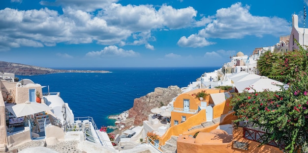 Cidade de Oia na ilha de Santorini, Grécia. Caldeira no mar Egeu. Famosa paisagem de férias de viagens de verão