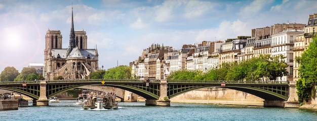 Cidade de paris a partir do sena