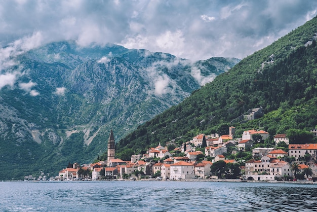 Cidade de Perast na Baía de Kotorska em Montenegro