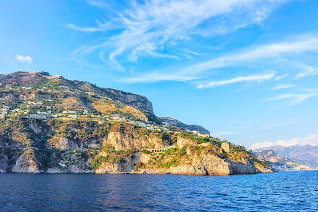 Cidade de Positano e mar Tirreno na costa de Amalfi, Itália