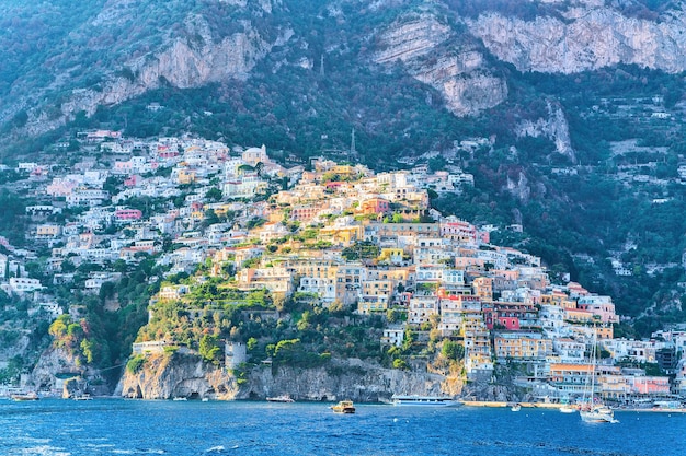 Cidade de Positano no mar Tirreno, costa de Amalfi, Itália