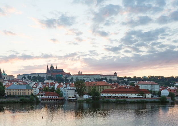 Cidade de Praga no rio Moldava