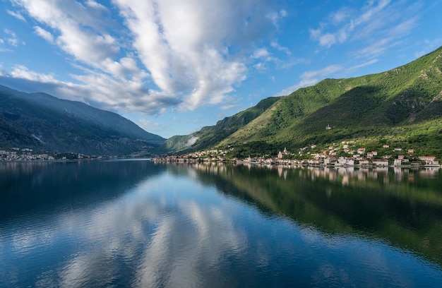 Cidade de Prcanj na Baía de Kotor em Montenegro