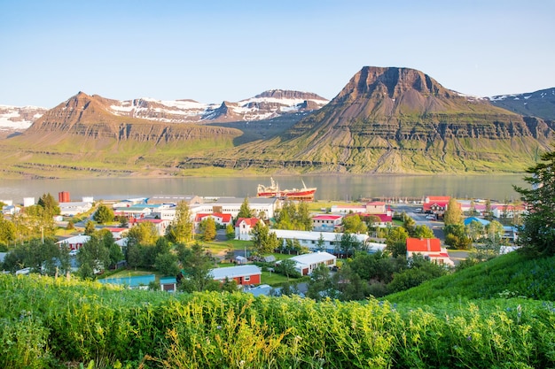 Cidade de Reydarfjordur no leste da Islândia