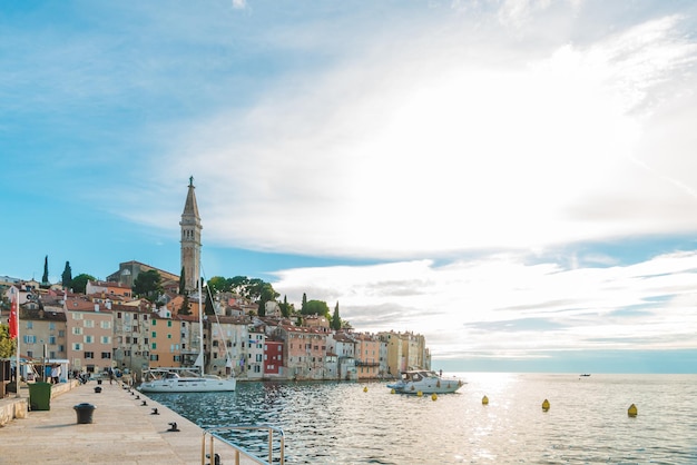 Cidade de Rovinj na Croácia à luz do dia