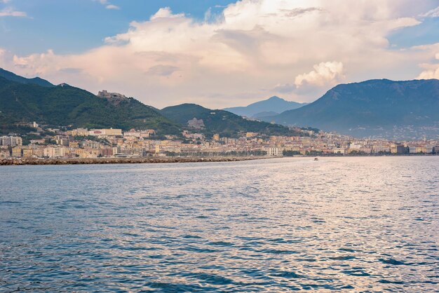 Cidade de Salerno ao pôr do sol