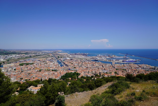 Cidade de Sete na costa mediterrânea francesa de Languedoc no panorama aéreo da vista superior