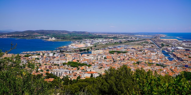 Cidade de Sete na costa mediterrânea francesa veneza de Languedoc no panorama aéreo da vista superior