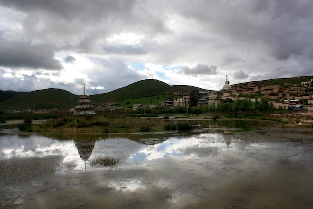 Cidade de ShangriLa em Yunnan China em um dia nublado