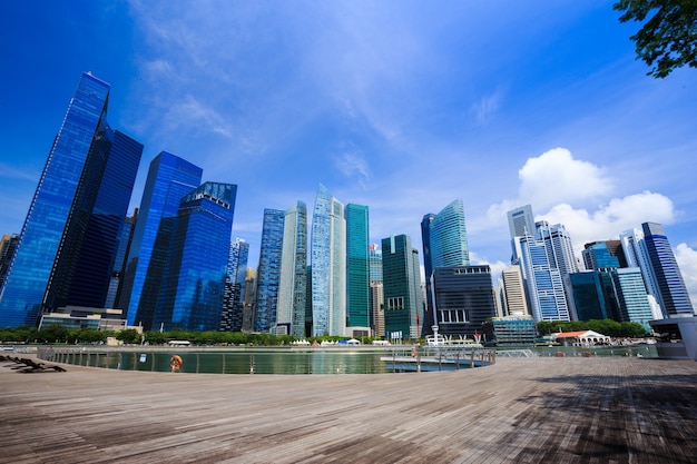 Cidade de Singapura com céu azul