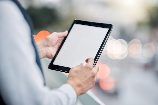 Cidade de tablet digital e tela em branco com espaço de maquete para marketing publicitário ou colocação de produtos Tela sensível ao toque de tecnologia e homem navegando na internet de mídia social ou aplicativo móvel em um dispositivo