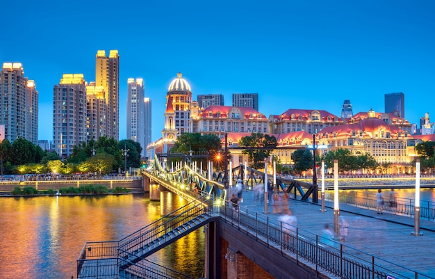 Cidade de Tianjin, China, visão noturna