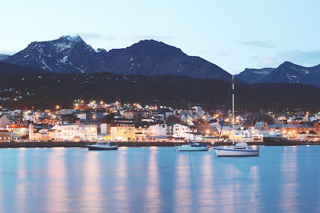 Cidade de Ushuaia no por do sol.