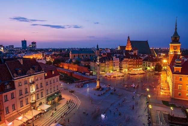 Cidade de varsóvia à noite na polônia, a praça do castelo na cidade velha, a pitoresca paisagem urbana da capital. plano de fundo do destino de viagem