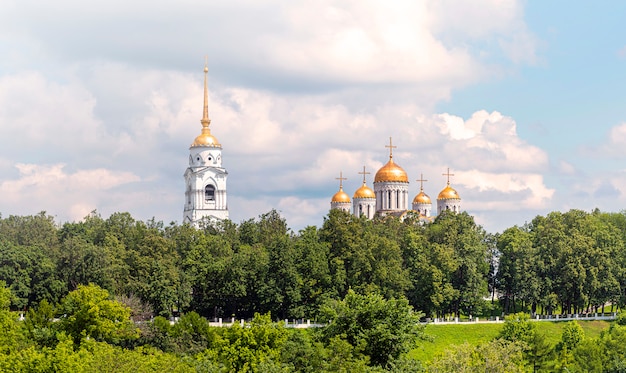 Cidade de vladimir, rússia. vista panorâmica do antigas igrejas em vladimir no anel de ouro durante o dia de verão