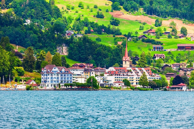 Cidade de Weggis no Lago Lucerna