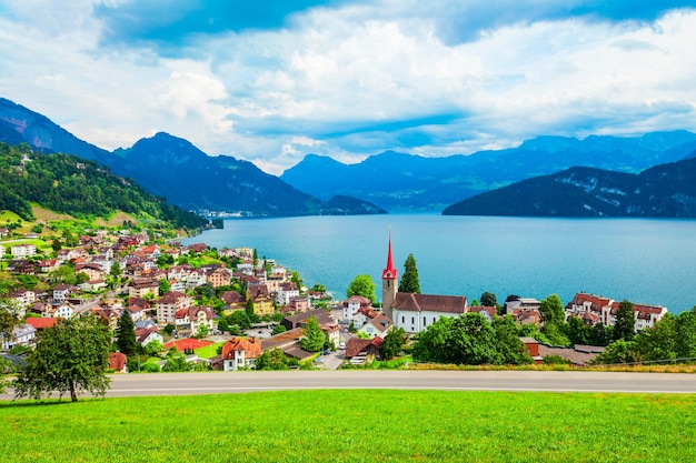 Cidade de Weggis no Lago Lucerna