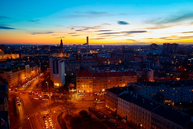 Cidade de Wroclaw à noite vista aérea