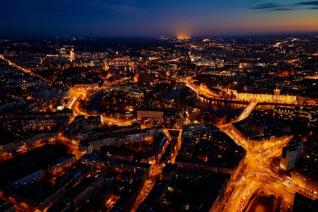 Cidade de Wroclaw à noite vista aérea