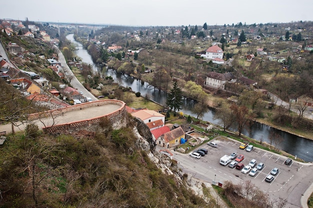 Cidade de Znojmo na região da Morávia do Sul na República Tcheca Vista do estacionamento sob o castelo na encosta